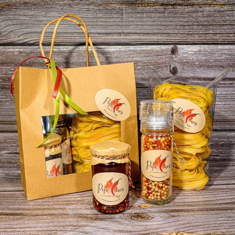Pasta & Chili Geschenkset: Handgemachte Pasta, Peperoncini & Mühle
