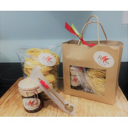 Le coffret-cadeau "M" contient 210 ml de délicieux peperoncini dans de l'huile, accompagnés d'une cuillère "ROSSO" assortie et d