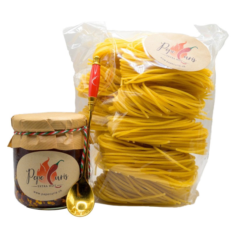 Set regalo "M" - Peperoncini sott'olio da 210 ml, 1x cucchiaio "ROSSO", delziosa pasta fatta a mano da 500g - Regala ora.