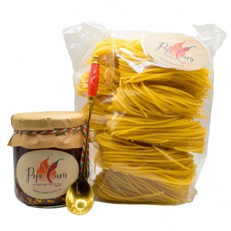 Le coffret-cadeau "M" contient 210 ml de délicieux peperoncini dans de l'huile, accompagnés d'une cuillère "ROSSO" assortie et d
