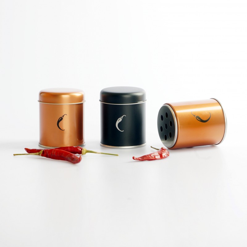 Elegante saliera/portaspezie con incisione di peperoncino, disponibile in rame o nero. Elegante saliera/portaspezie con incisione di peperoncino, disponibile in rame o nero.